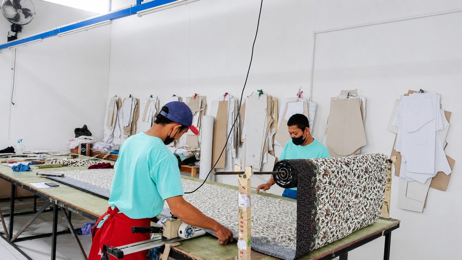 Proses cutting kain di CV Mangala Niaga Perkasa