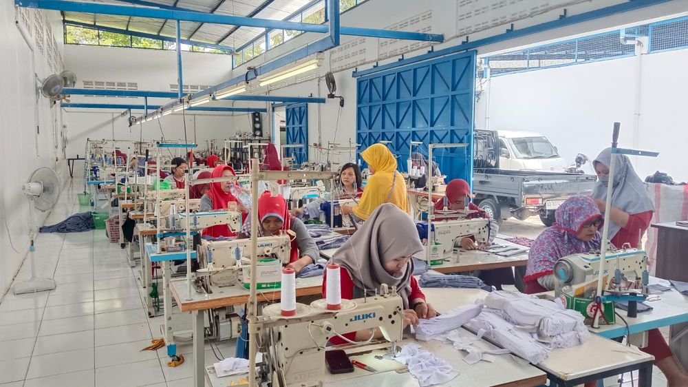 Ruang jahit - deretan mesin jahit JUKI