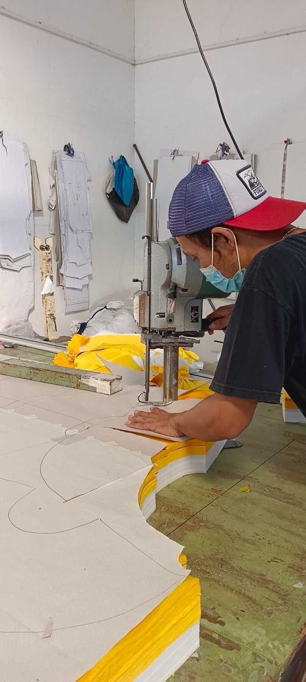Proses cutting kain di workshop CV. Mangala Niaga Perkasa